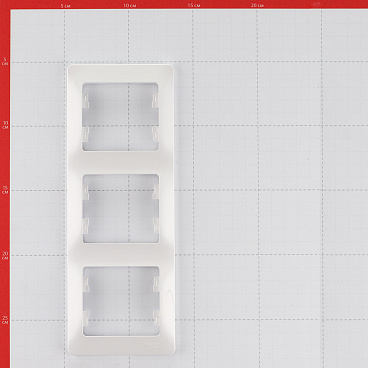 Рамка Systeme Electric Glossa трехместная белая (GSL000107)