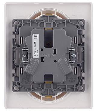 Розетка Legrand Etika встраиваемая белая (672223/672272)