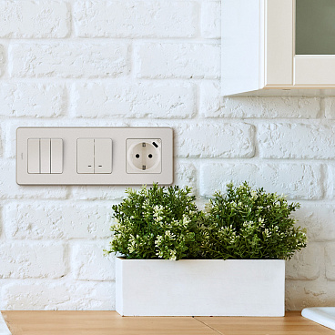 Рамка Legrand Inspiria трехместная слоновая кость (673951)