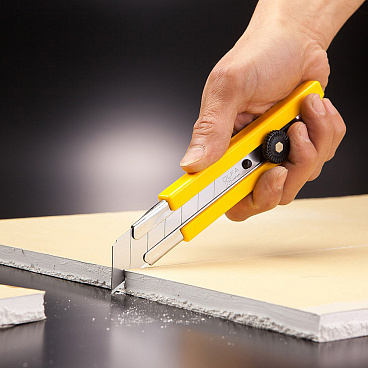 Нож строительный Olfa 25 мм с ломающимся лезвием двухкомпонентный корпус с резиновыми накладками