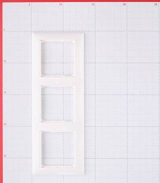 Рамка Legrand Valena трехместная белая (694242)