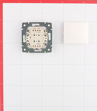 Переключатель Legrand Valena одноклавишный встраиваемый белый проходной (694262)