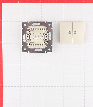 Выключатель Legrand Valena двухклавишный встраиваемый слоновая кость с подсветкой (695630)