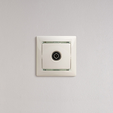 Розетка телевизионная Legrand Valena встраиваемая белая (694284)