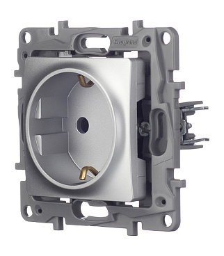 Розетка Legrand Etika встраиваемая алюминий со шторками (672422)