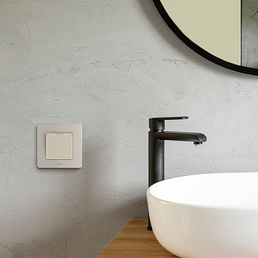 Розетка Legrand Inspiria встраиваемая слоновая кость со шторками с крышкой (673741)