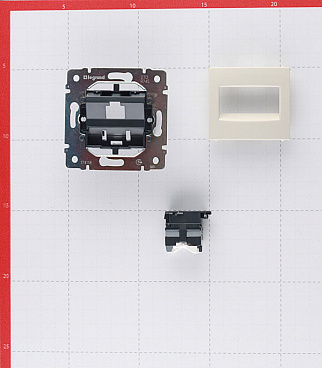Розетка компьютерная Legrand Valena встраиваемая слоновая кость RJ45 (695624)