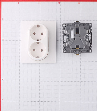 Розетка Legrand Etika встраиваемая белая (672223/672272)