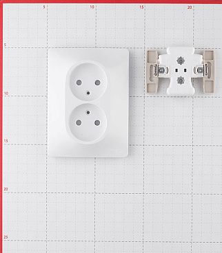 Розетка Systeme Electric Glossa встраиваемая белая (GSL000120)