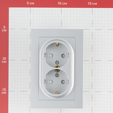Розетка Systeme Electric AtlasDesign встраиваемая алюминий со шторками (ATN000326)