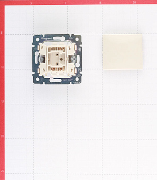 Переключатель Legrand Valena одноклавишный встраиваемый слоновая кость (695602)