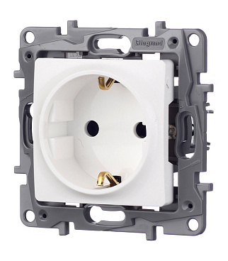 Розетка Legrand Etika встраиваемая белая со шторками (672222)