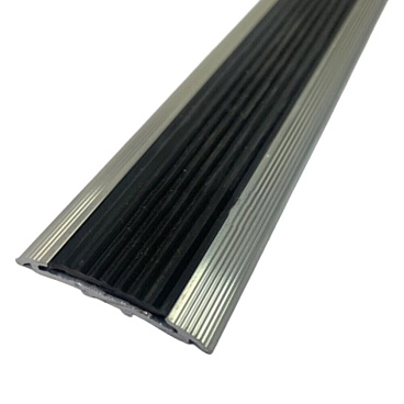 Порог алюминиевый одноуровневый стык 40х900 мм сталь/черный с резиновой вставкой