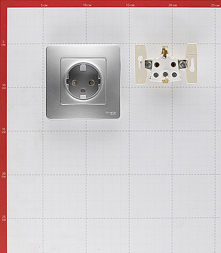 Розетка Systeme Electric Blanca встраиваемая алюминий со шторками (BLNRS001113)