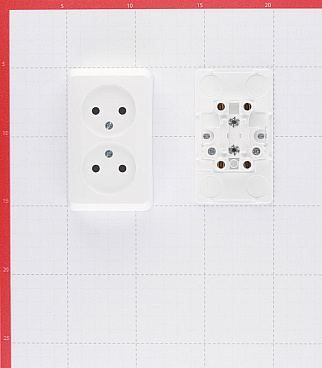 Розетка Systeme Electric Этюд накладная белая (PA16-005B)