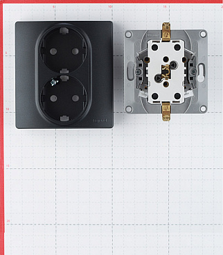 Розетка Legrand Etika встраиваемая антрацит со шторками (672633)