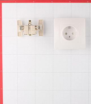 Розетка Systeme Electric Blanca встраиваемая белая со шторками (BLNRS001111)