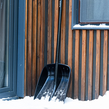 Лопата снеговая Plantic Snow полипропилен с деревянным черенком 1330х355 мм (12003-01)