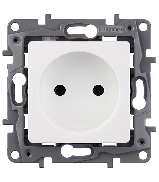 Розетка Legrand Etika встраиваемая белая (672220)