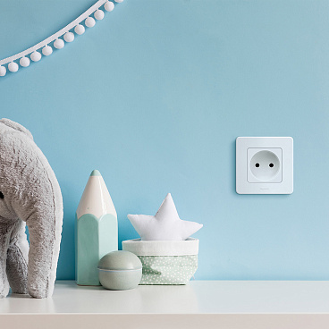 Розетка Legrand Inspiria встраиваемая белая (673710)