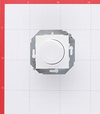 Диммер Simon 15 встраиваемый белый поворотно-нажимной (1591311-030)