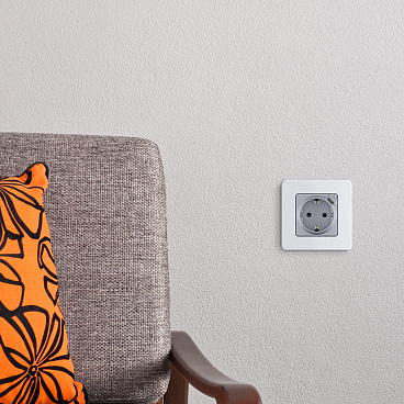 Розетка Legrand Inspiria встраиваемая алюминий с заземлением с USB Type-C (673772)