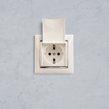 Розетка Legrand Valena встраиваемая белая с крышкой (694270)