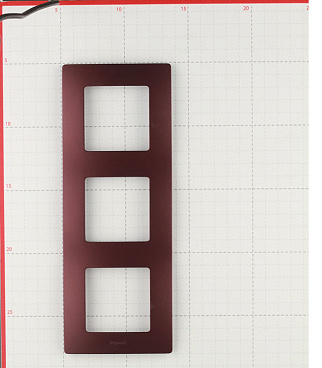 Рамка Legrand Etika трехместная сливовая (672563)