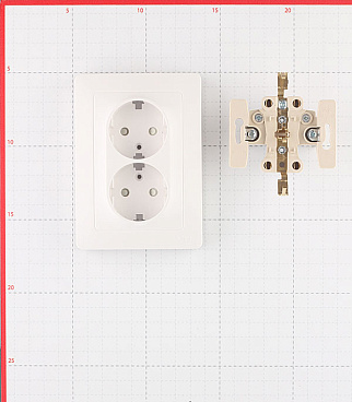 Розетка Systeme Electric Blanca встраиваемая белая со шторками (BLNRS001121)
