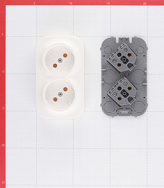 Розетка Legrand Quteo накладная белая (782231)