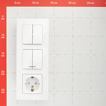 Блок выключатель и розетка Systeme Electric Blanca четырехклавишный встраиваемый белый с подсветкой (BLNBS102211)