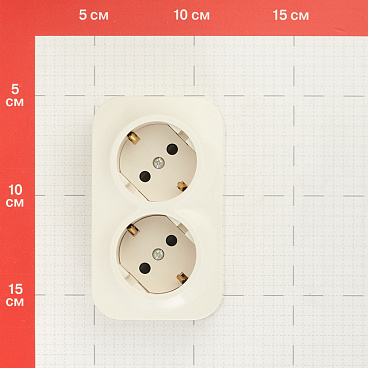 Розетка Legrand Quteo накладная слоновая кость со шторками (782267)