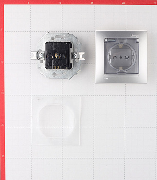 Розетка Simon 15 встраиваемая алюминий со шторками с крышкой (1590450-033)