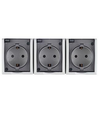 Розетка Simon 15 Aqua накладная белая с крышкой (1594437-030)