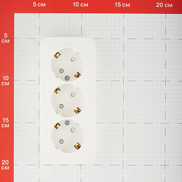 Розетка Systeme Electric Blanca накладная молочная со шторками (BLNRA011312)