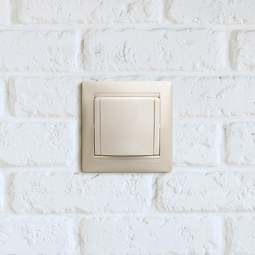 Розетка Legrand Valena встраиваемая белая с крышкой (694270)