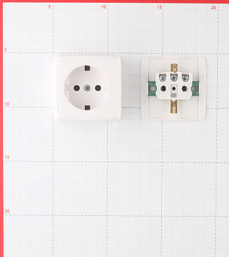 Розетка Hegel Alfa накладная белая с изолирующей пластиной (РА16-113)