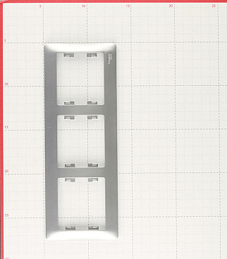 Рамка Systeme Electric Glossa трехместная алюминий (GSL000303)