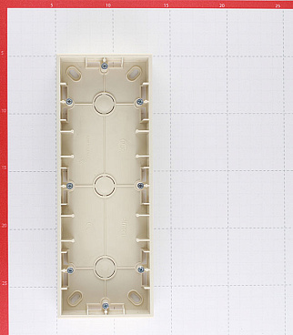 Коробка монтажная Simon 15 трехместная накладная слоновая кость (1590753-031)