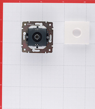 Розетка телевизионная Legrand Valena встраиваемая белая (694284)