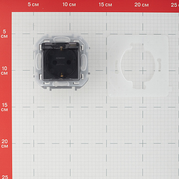 Розетка Legrand Inspiria встраиваемая антрацит со шторками с крышкой (673743)