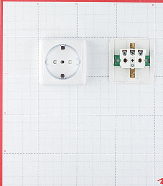 Розетка Hegel Alfa накладная белая тонкая со шторками (РА16-174)