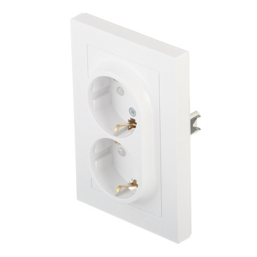 Розетка Systeme Electric AtlasDesign встраиваемая белая со шторками (ATN000126)