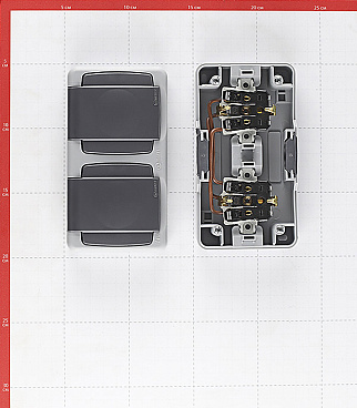 Розетка Makel накладная серая с крышкой (36064206)