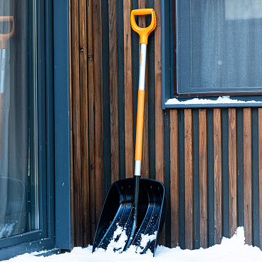 Лопата снеговая Plantic SnowLight полипропилен с алюминиевым черенком 1330х360 мм (12001-01)