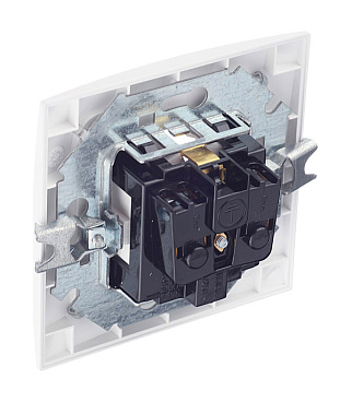 Розетка Simon 15 встраиваемая белая со шторками с крышкой (1590450-030)