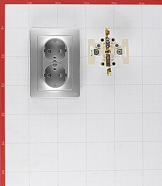 Розетка Systeme Electric Blanca встраиваемая алюминий со шторками (BLNRS001123)