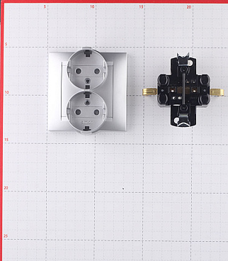 Розетка Simon 15 встраиваемая алюминий (1590459-033)