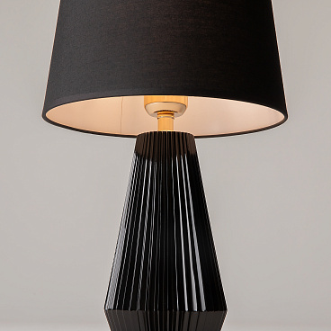 Настольный светильник Maytoni Z181-TL-01-B