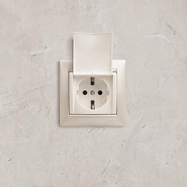 Розетка Legrand Valena встраиваемая белая с крышкой (694270)